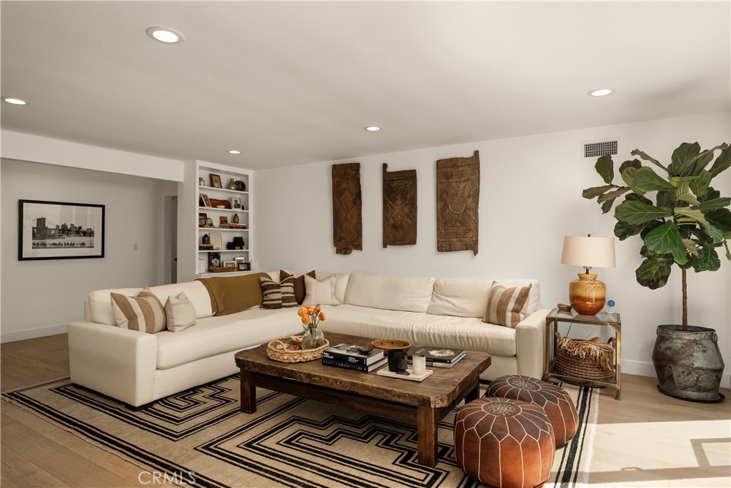 2809 Via De La Guerra