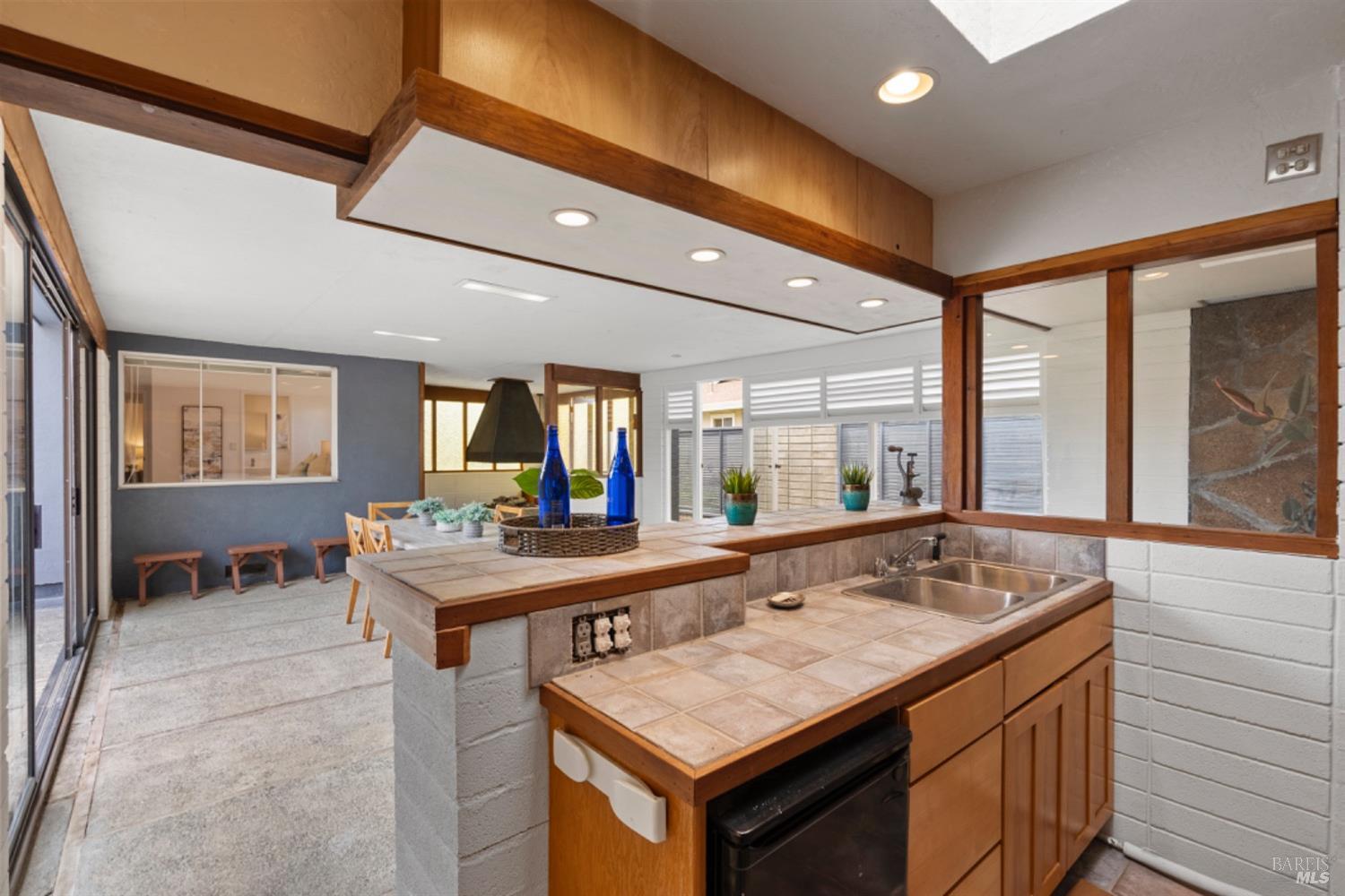 2175 Las Gallinas Ave