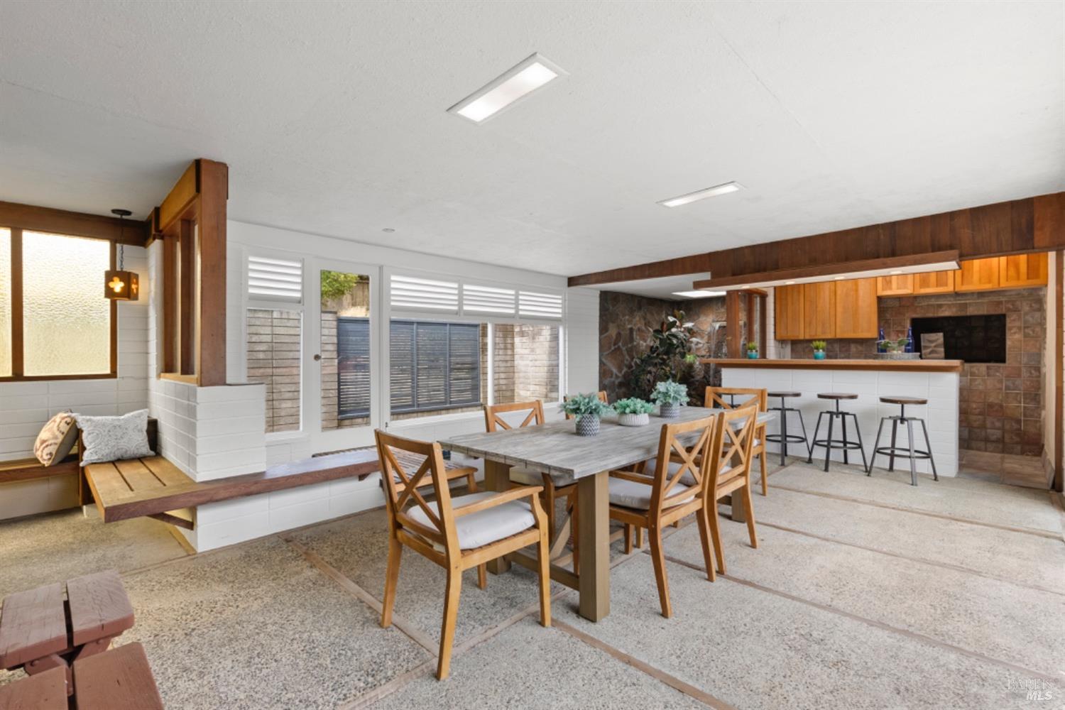 2175 Las Gallinas Ave