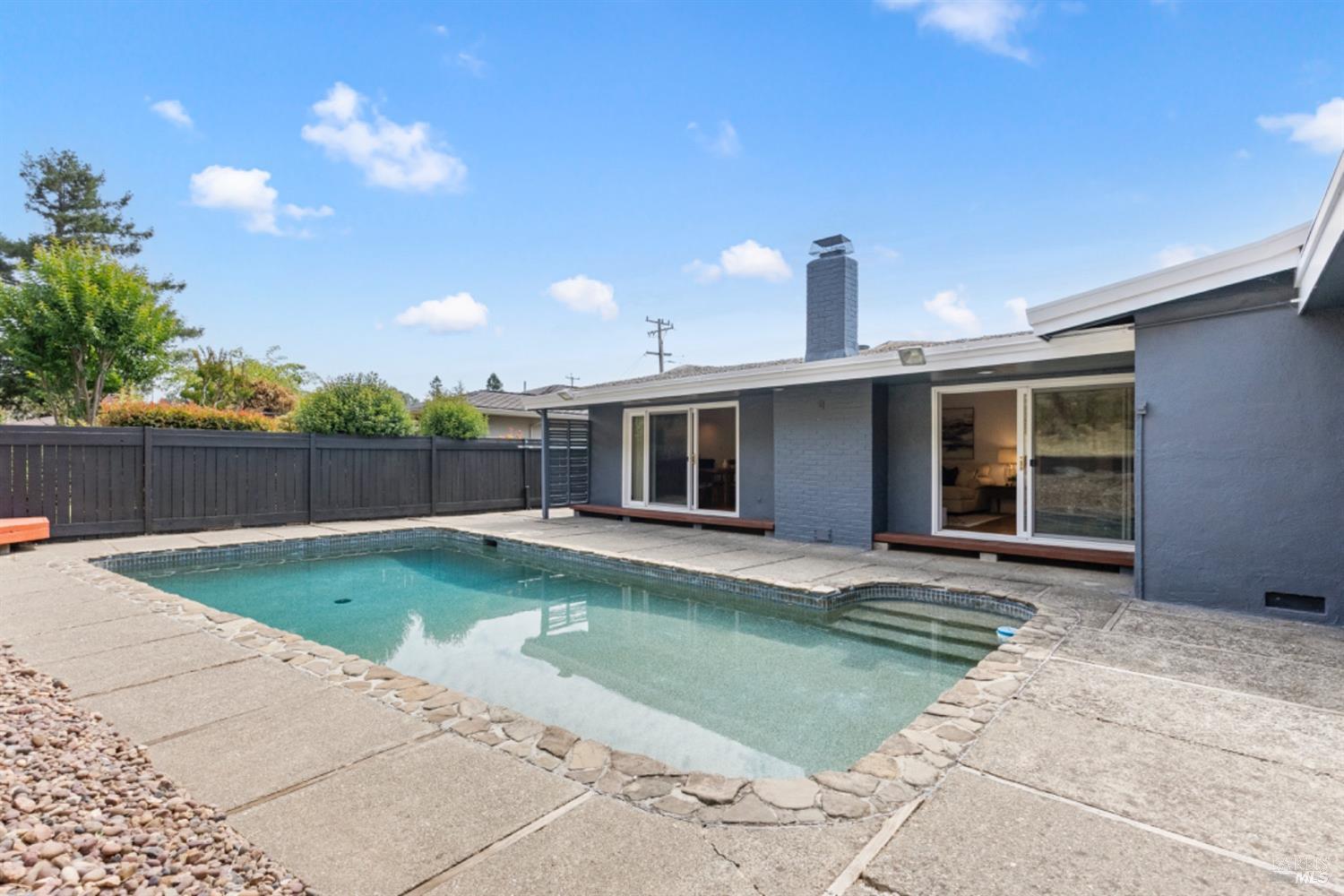 2175 Las Gallinas Ave