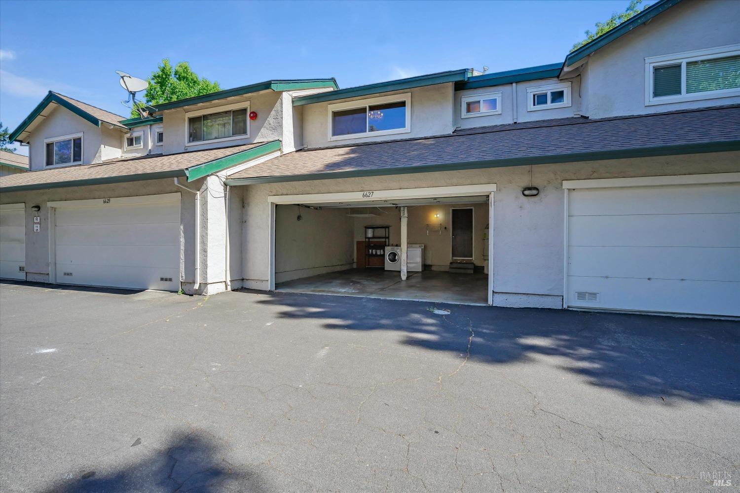 6627 Meadow Pines Ave