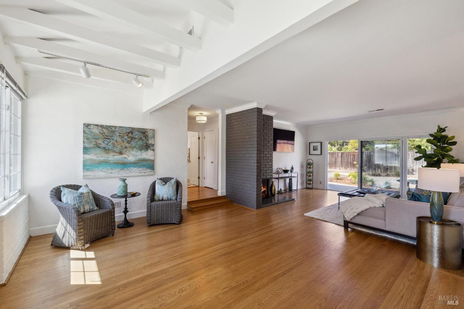 2725 Las Gallinas Ave