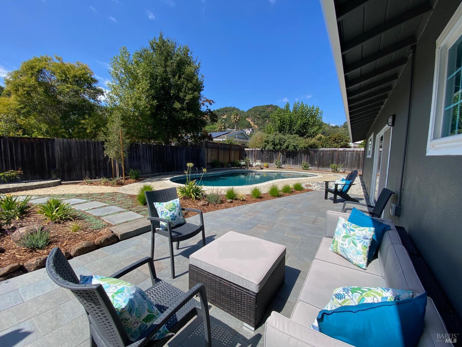 2725 Las Gallinas Ave