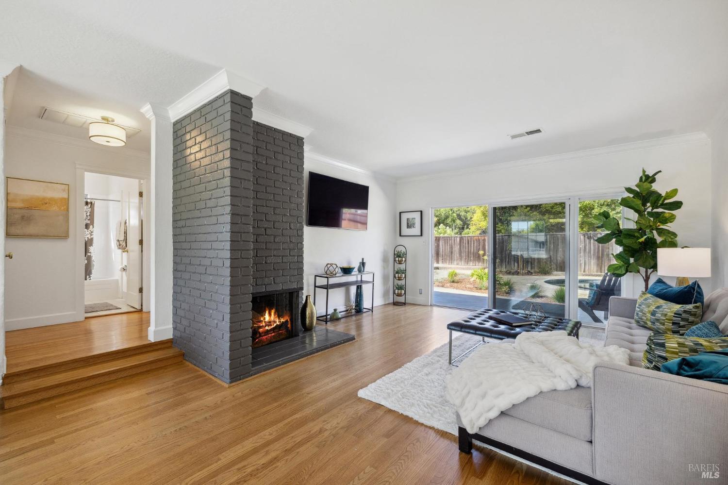 2725 Las Gallinas Ave