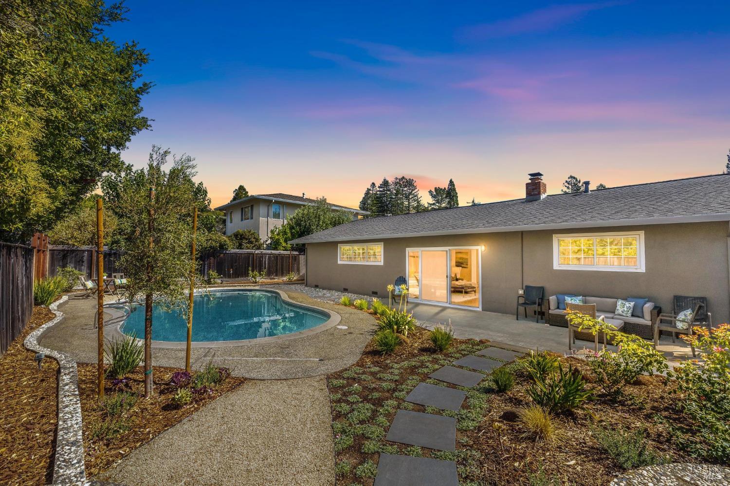 2725 Las Gallinas Ave