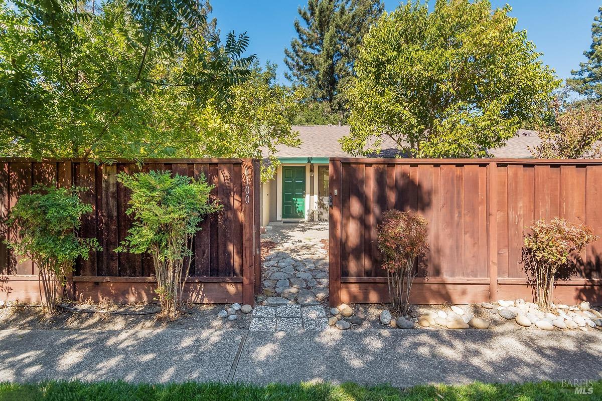 6100 Country Club Dr