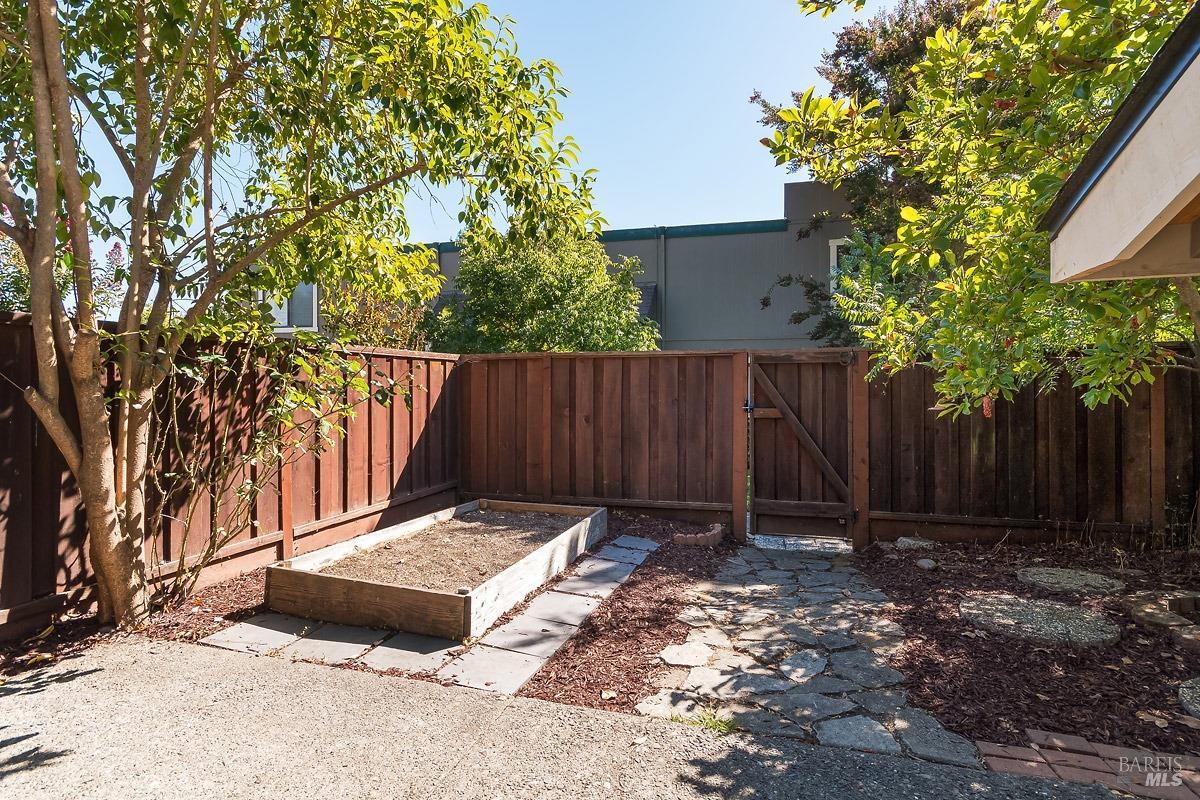 6100 Country Club Dr