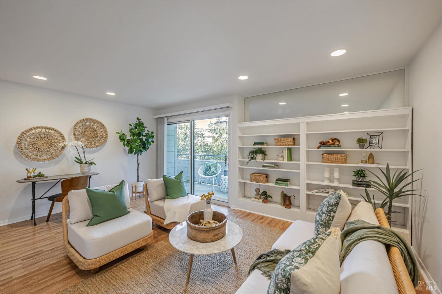 348 Larkspur Plaza Dr