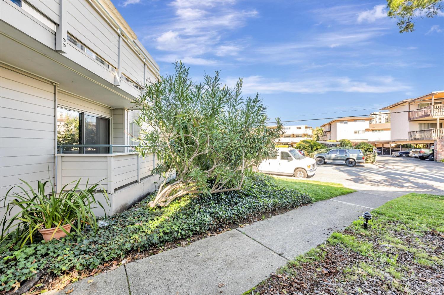 348 Larkspur Plaza Dr