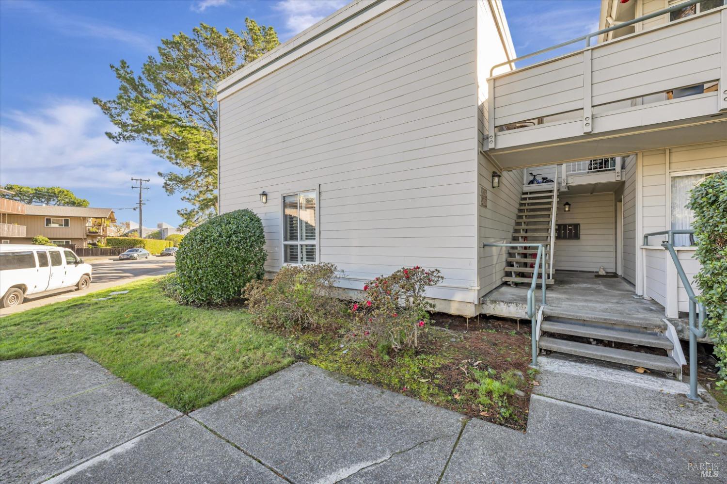 348 Larkspur Plaza Dr