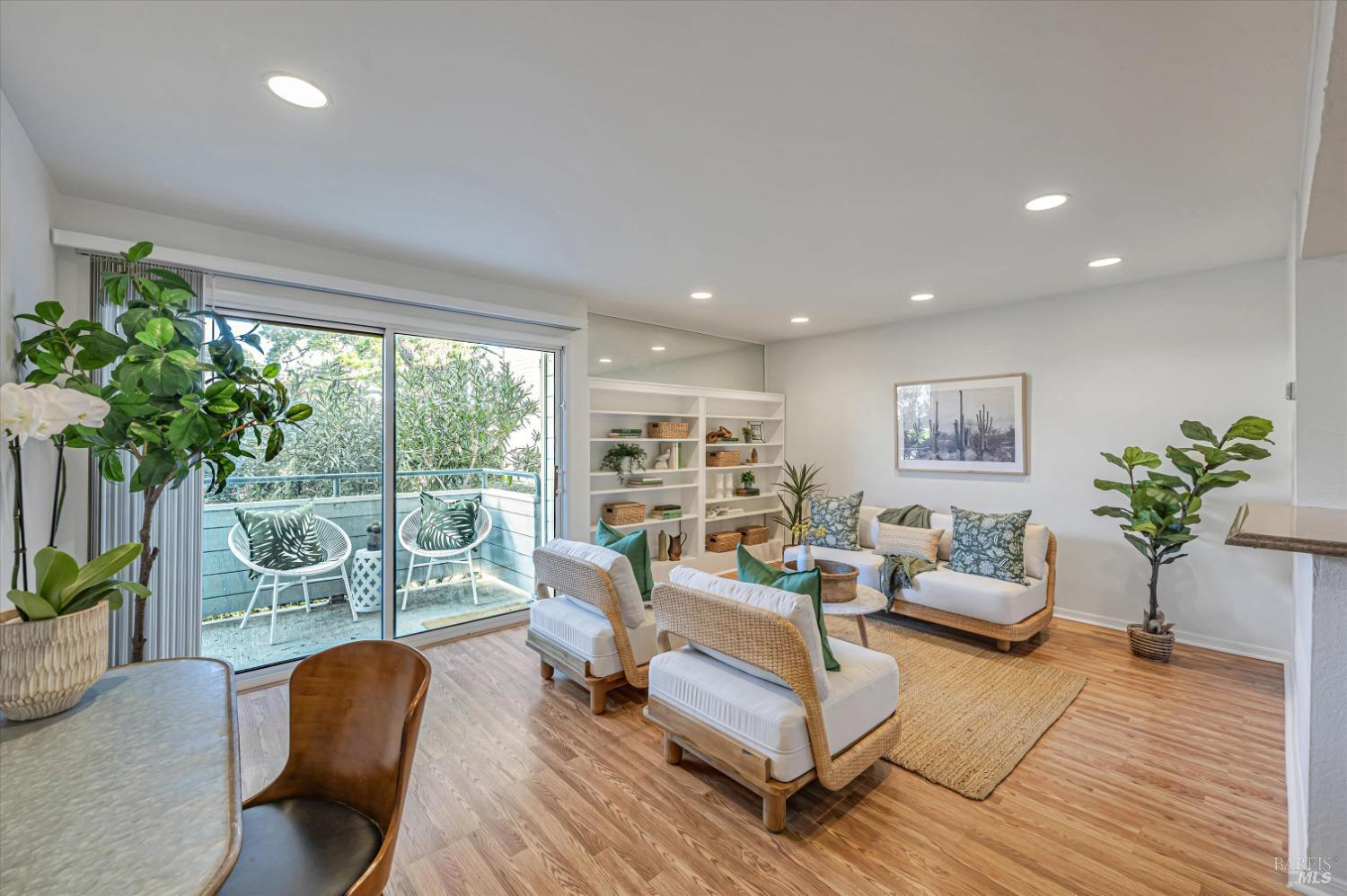 348 Larkspur Plaza Dr