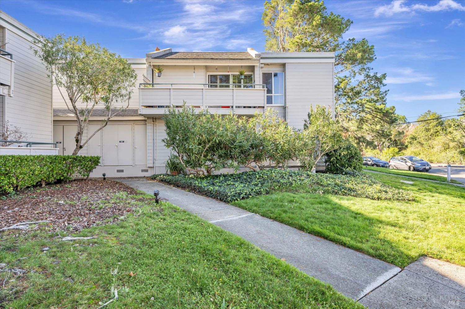 348 Larkspur Plaza Dr