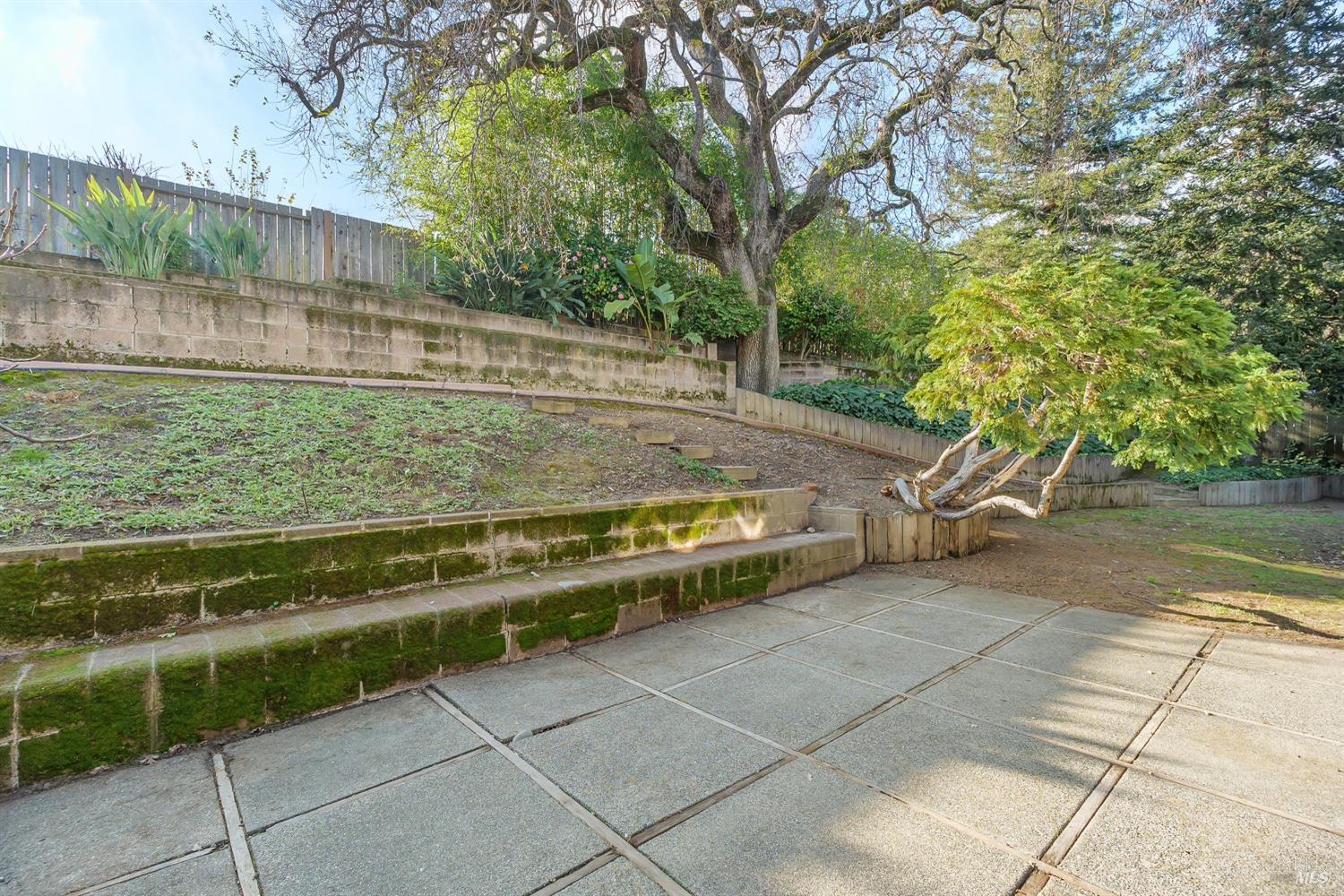 2523 Las Gallinas Ave