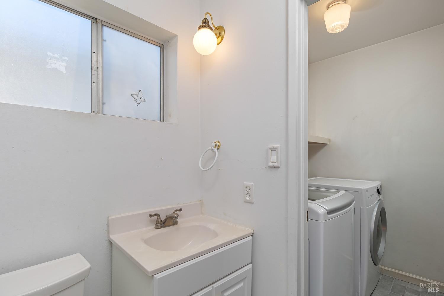 2523 Las Gallinas Ave