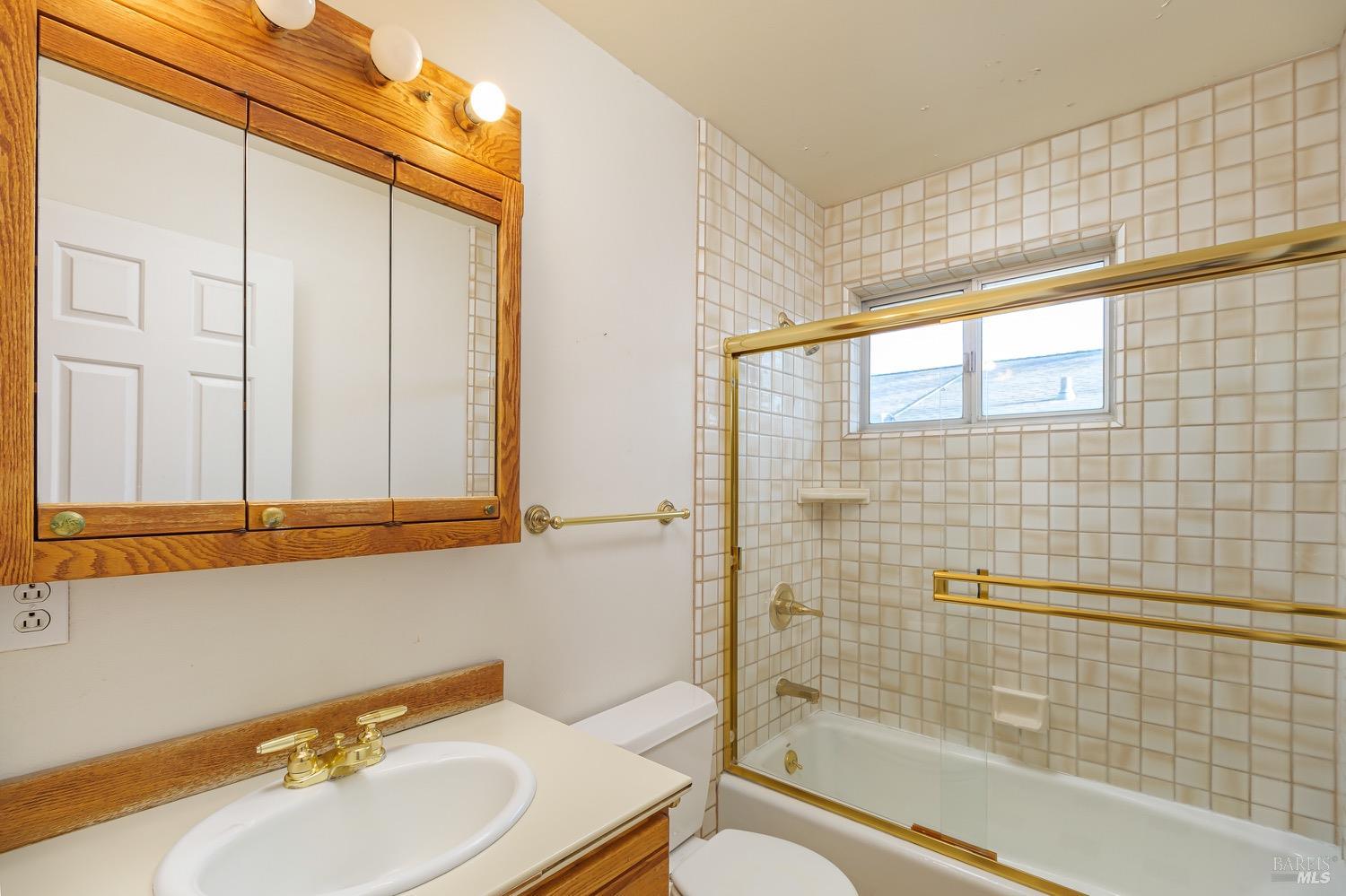 2523 Las Gallinas Ave