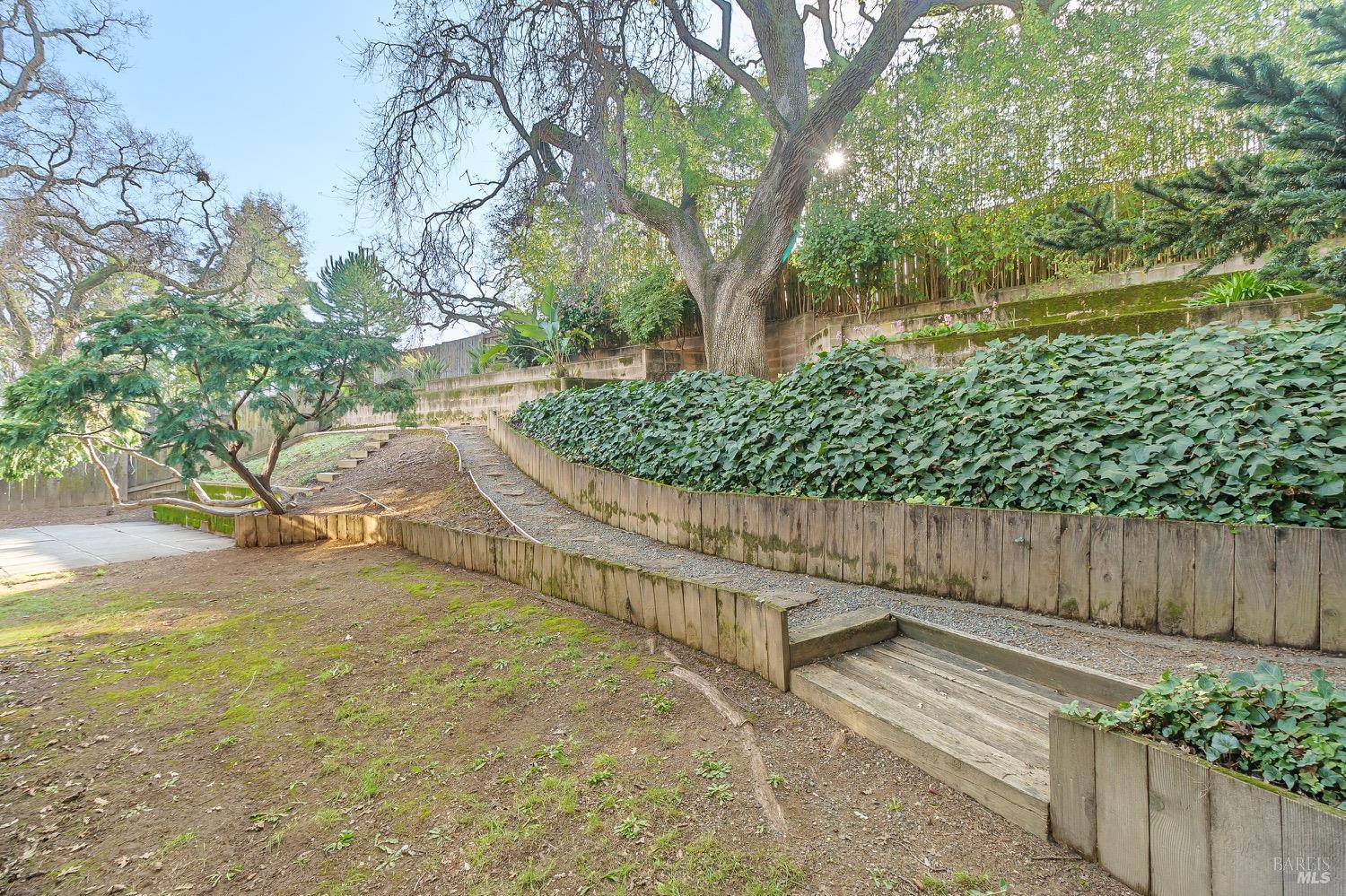 2523 Las Gallinas Ave