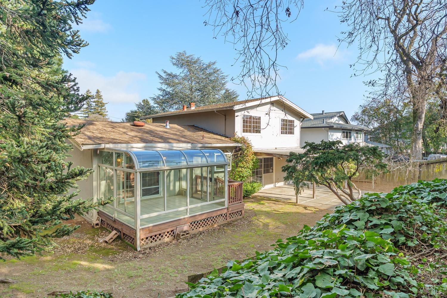 2523 Las Gallinas Ave