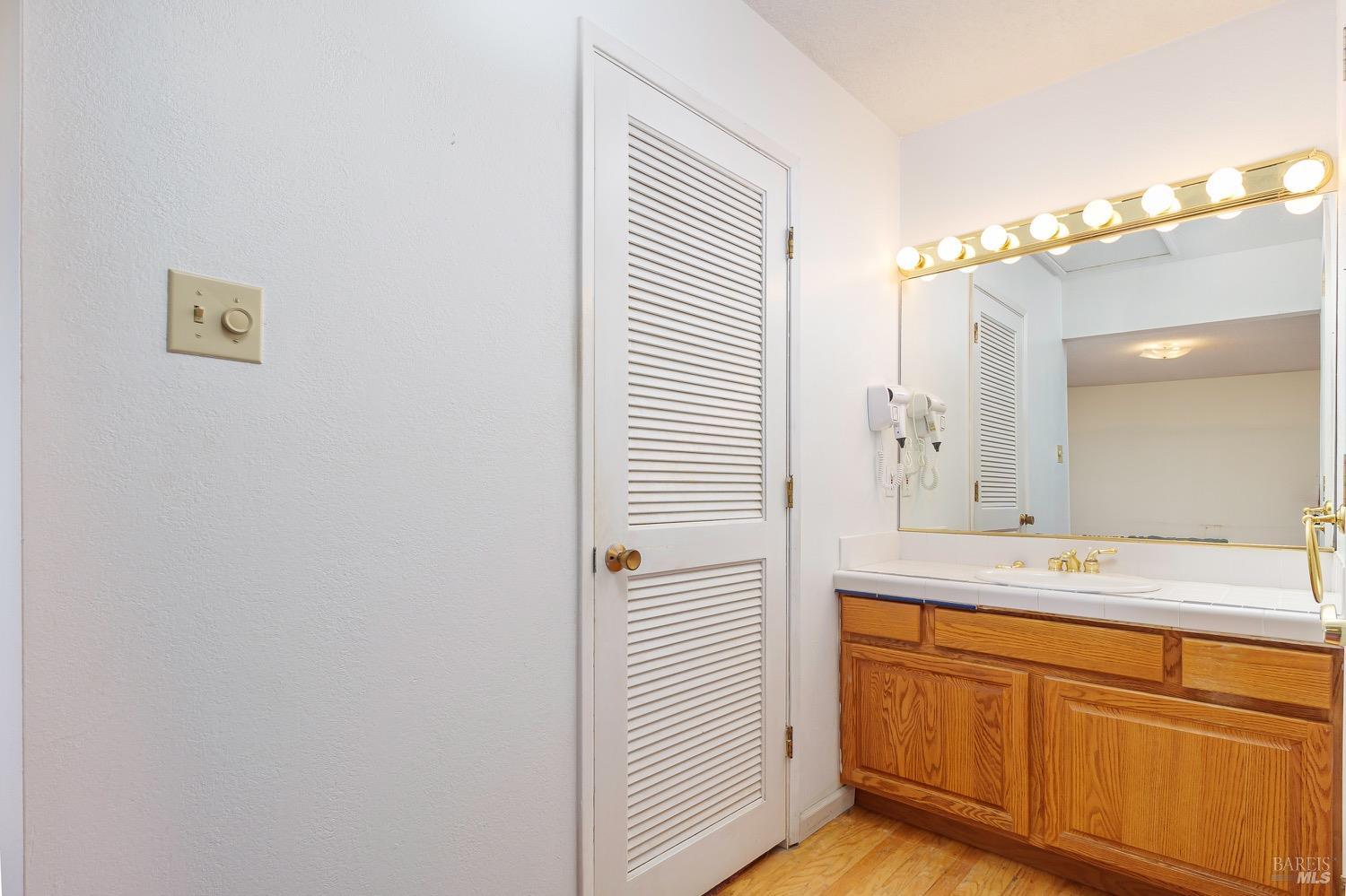 2523 Las Gallinas Ave