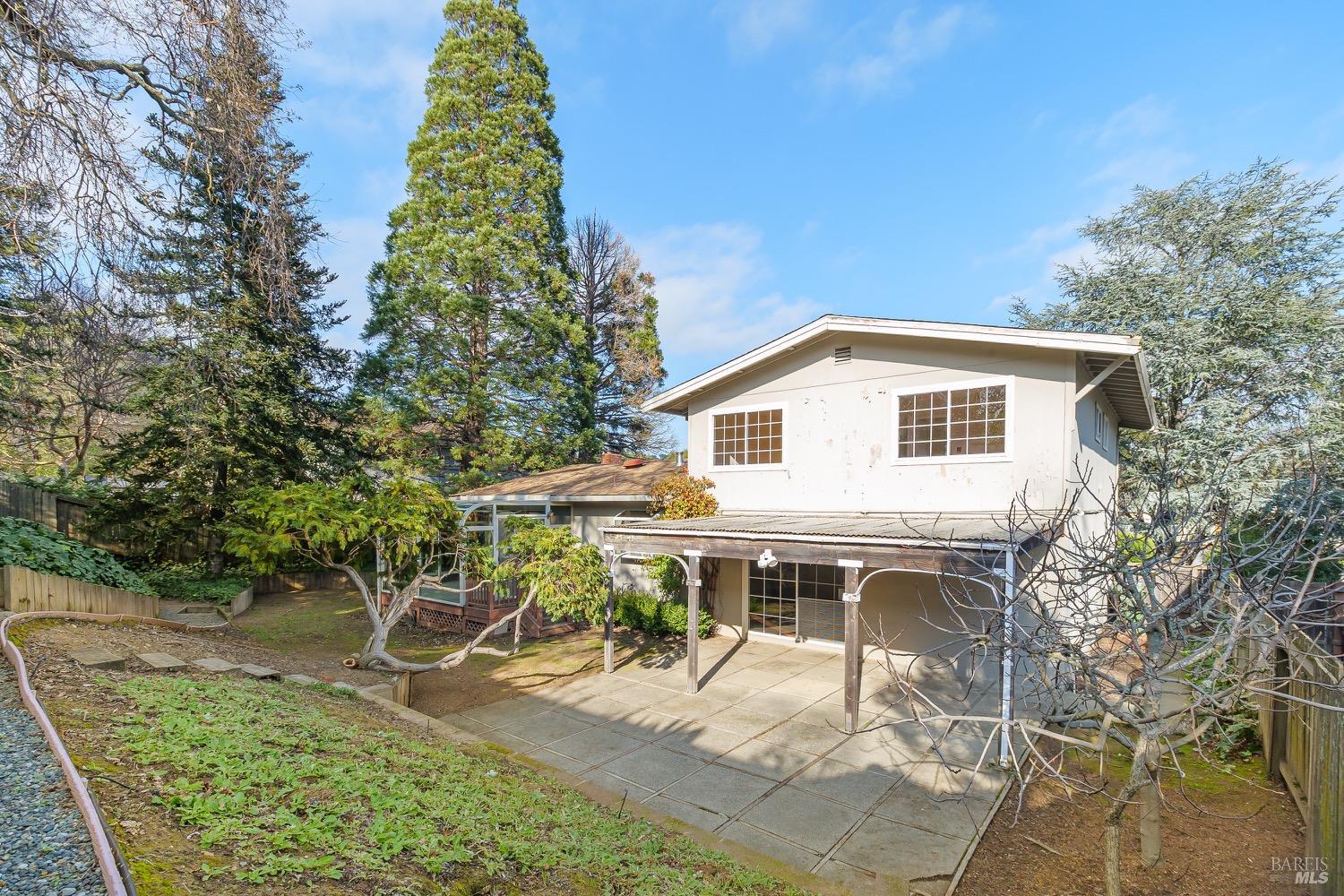 2523 Las Gallinas Ave