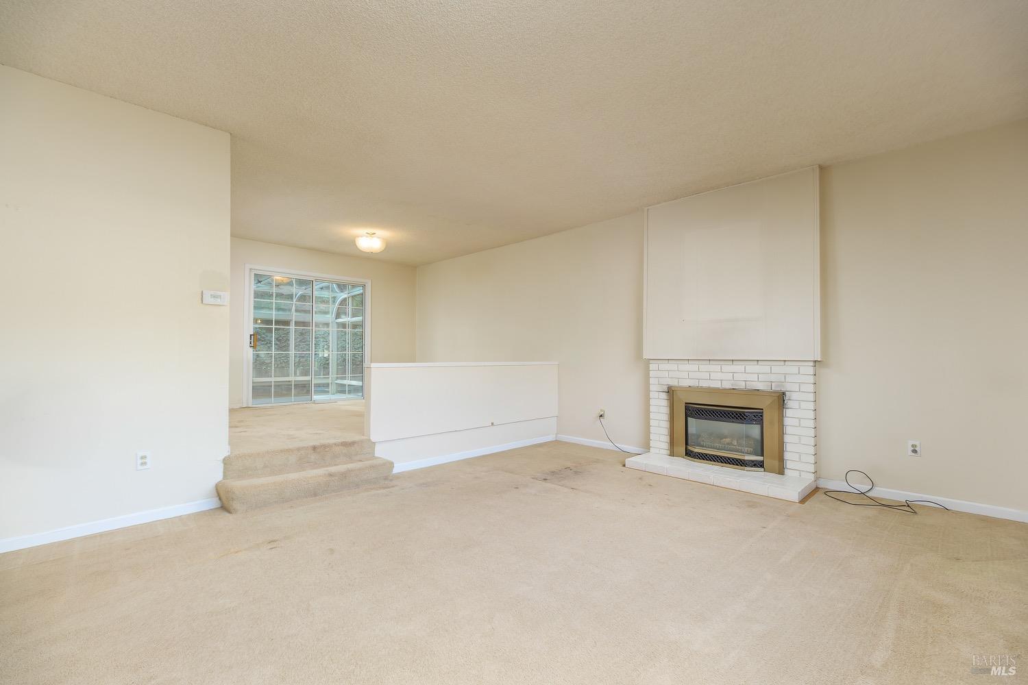 2523 Las Gallinas Ave