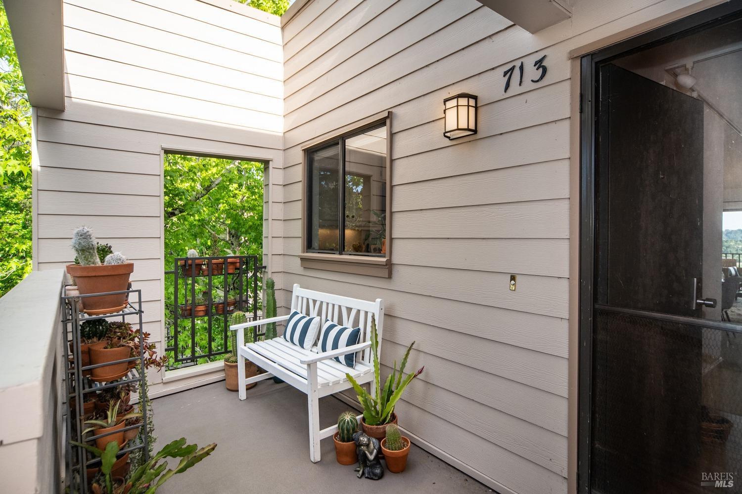 713 Via Casitas