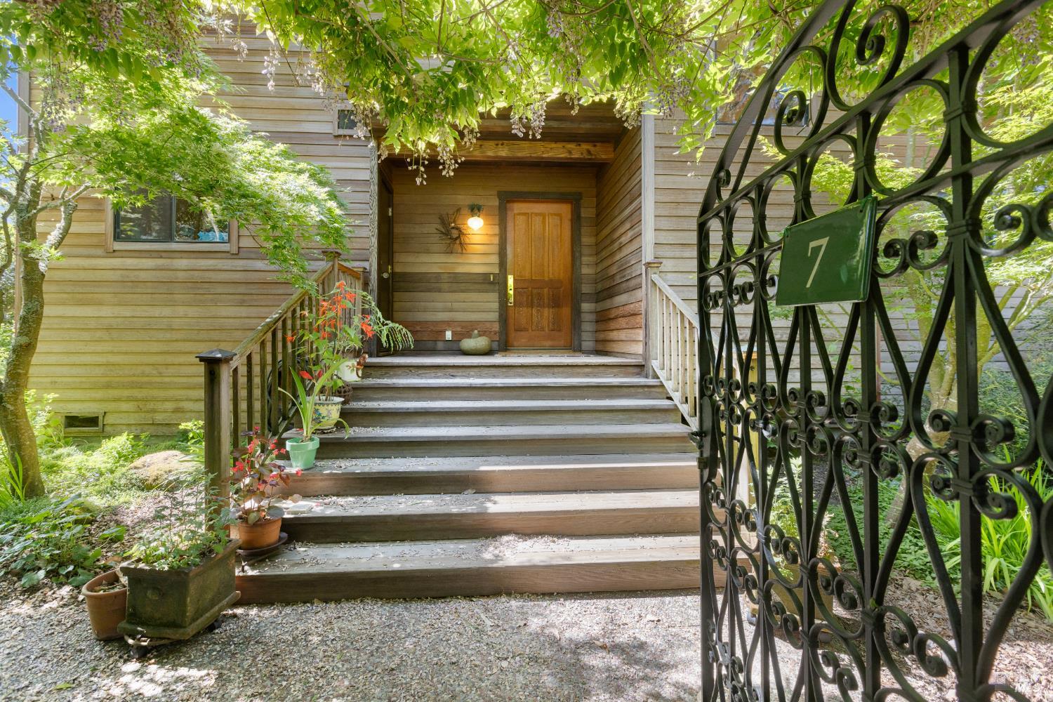 7 Linsdale Ln