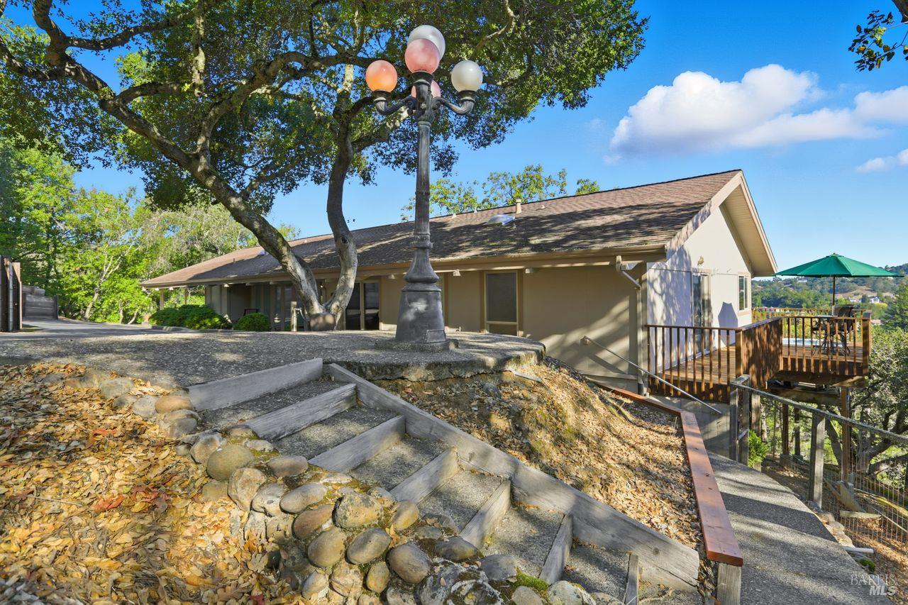 16 Burning Tree Dr