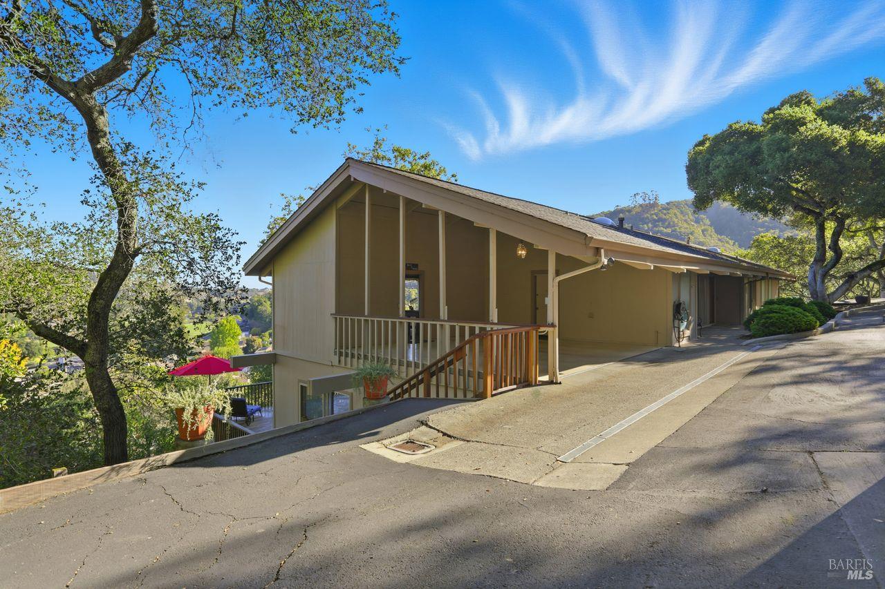 16 Burning Tree Dr