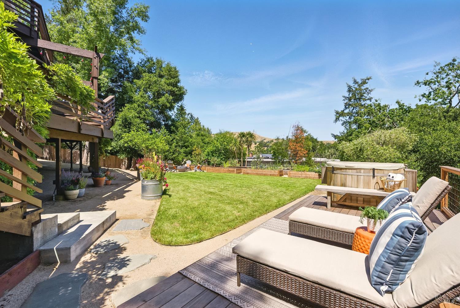 17 Madrone Ave