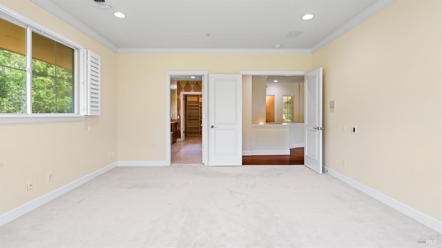 6 Leona Dr