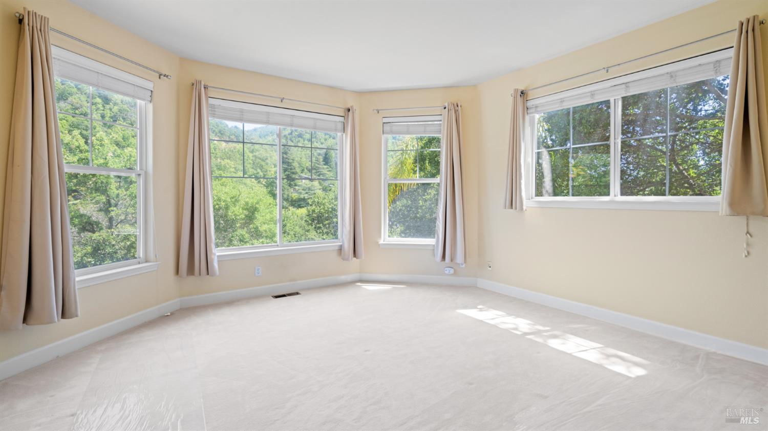 6 Leona Dr