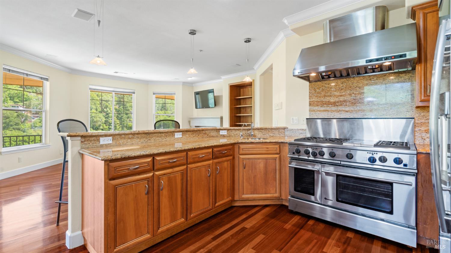 6 Leona Dr