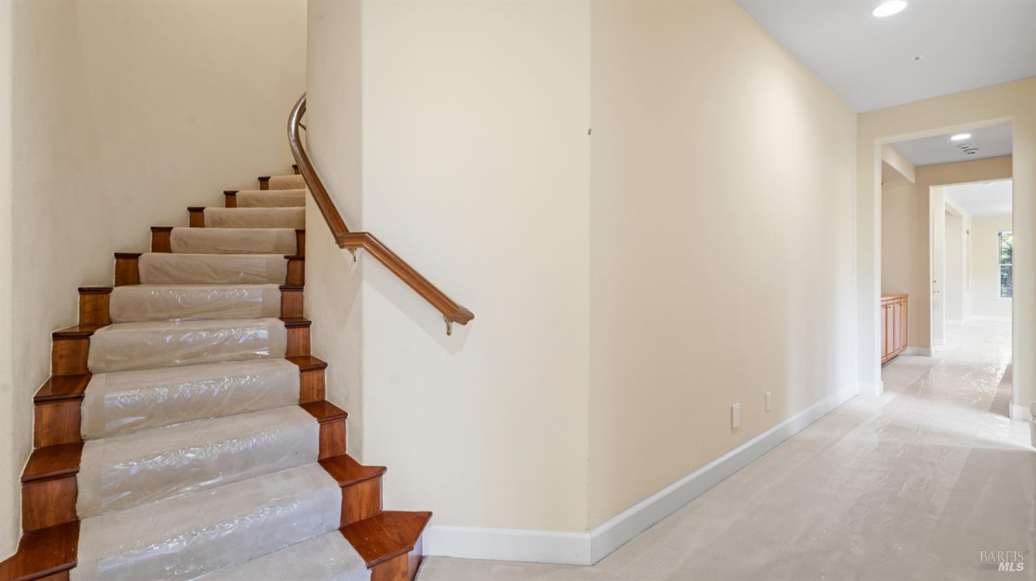 6 Leona Dr