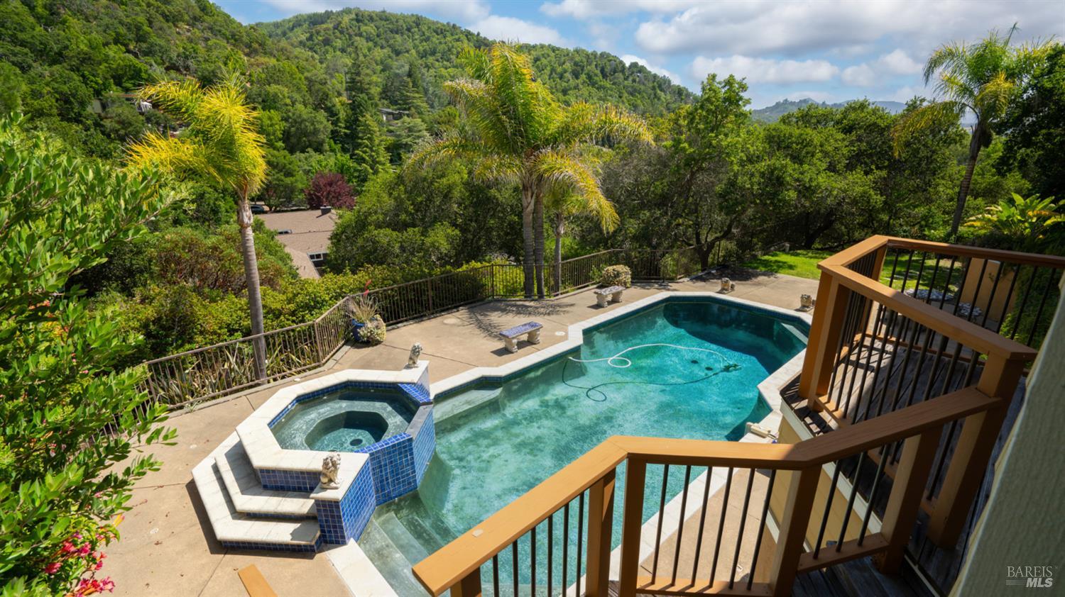 6 Leona Dr
