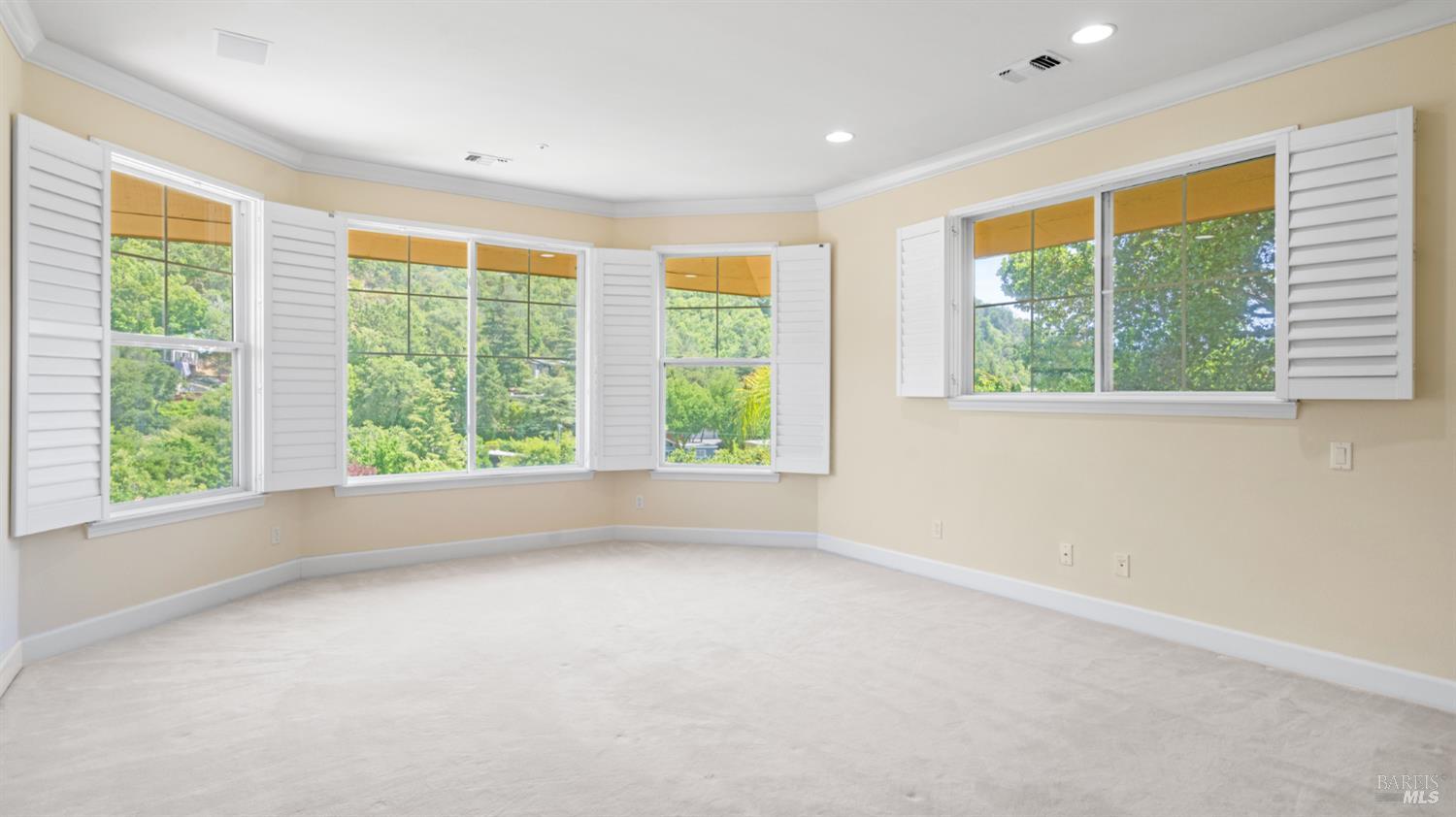 6 Leona Dr