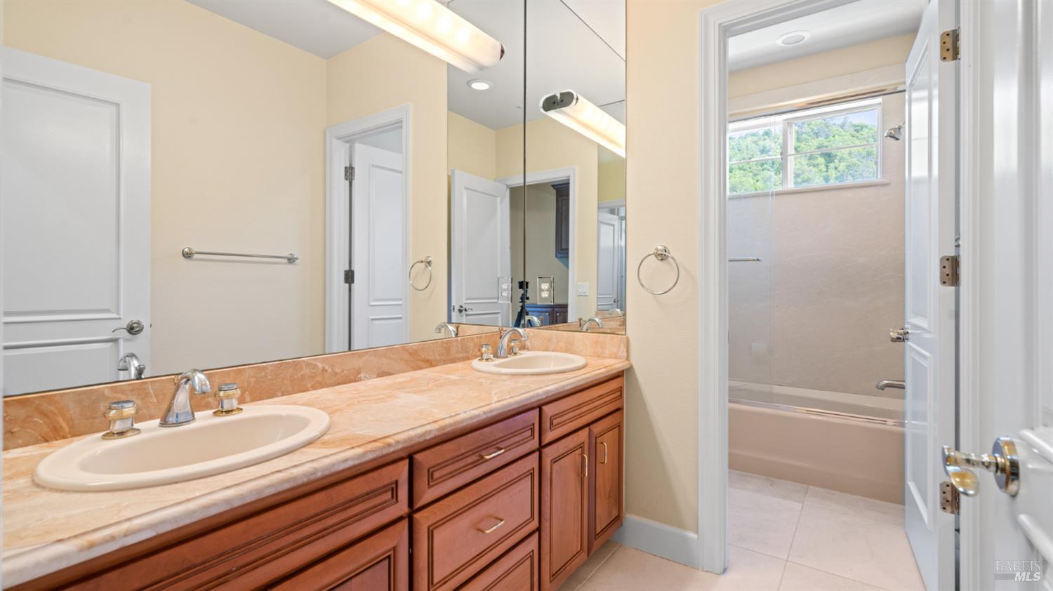 6 Leona Dr