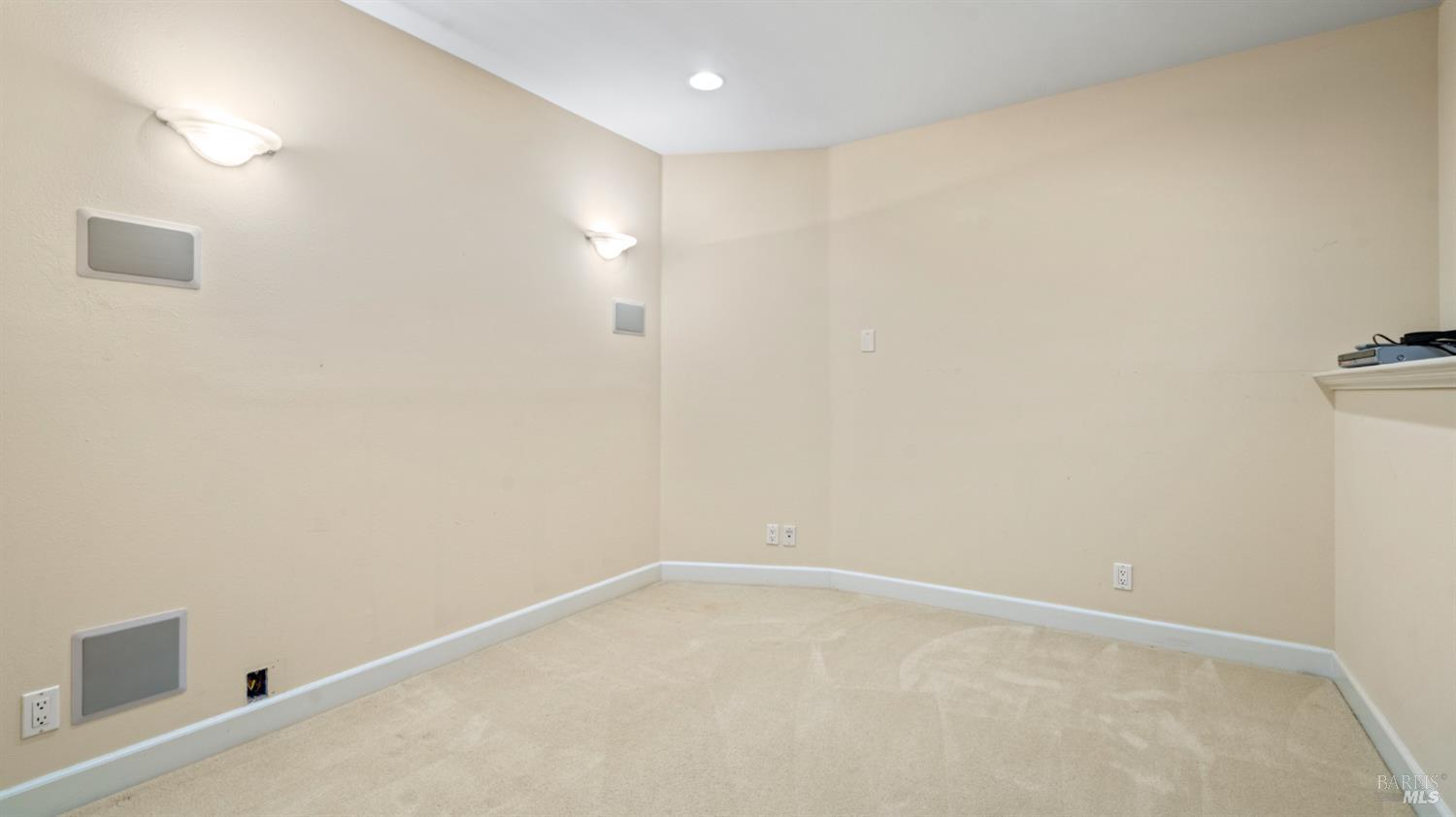 6 Leona Dr