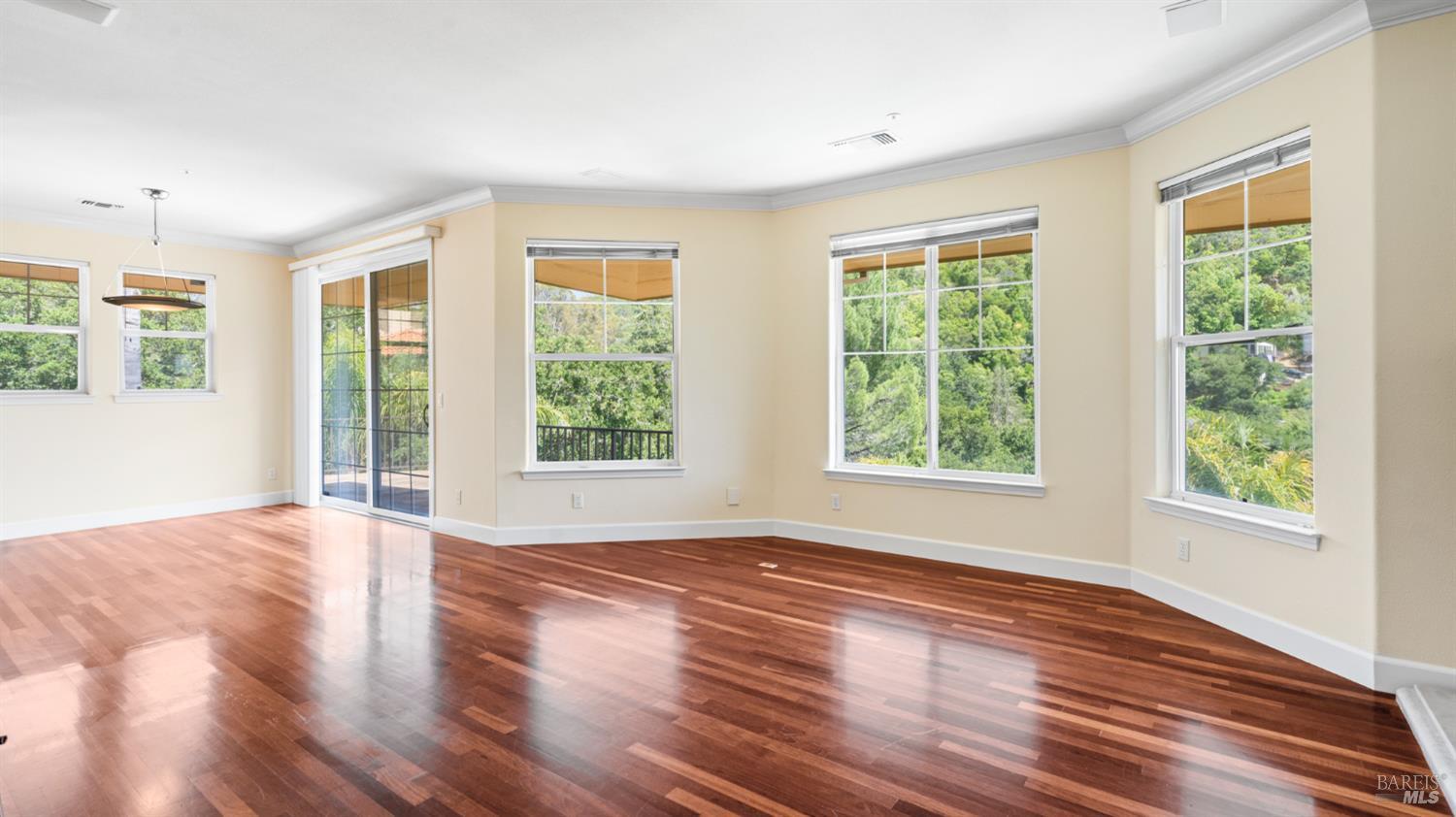 6 Leona Dr