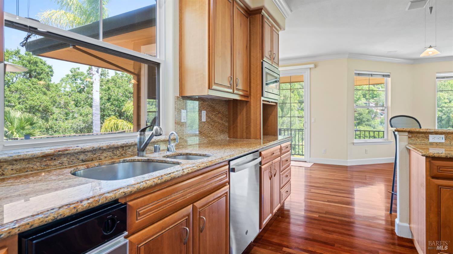 6 Leona Dr