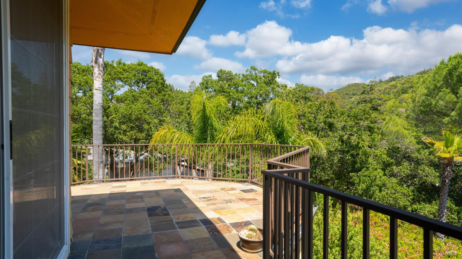 6 Leona Dr