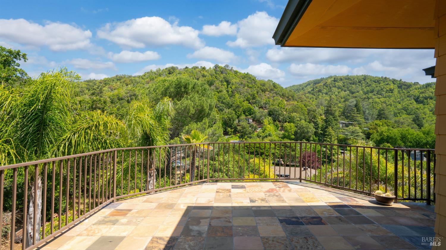 6 Leona Dr