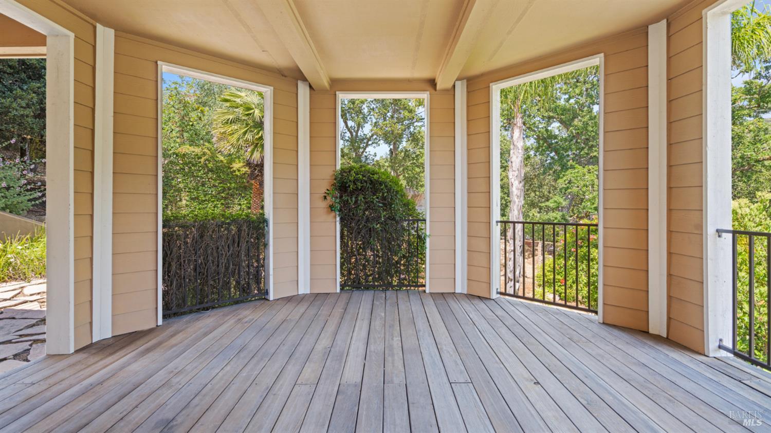 6 Leona Dr