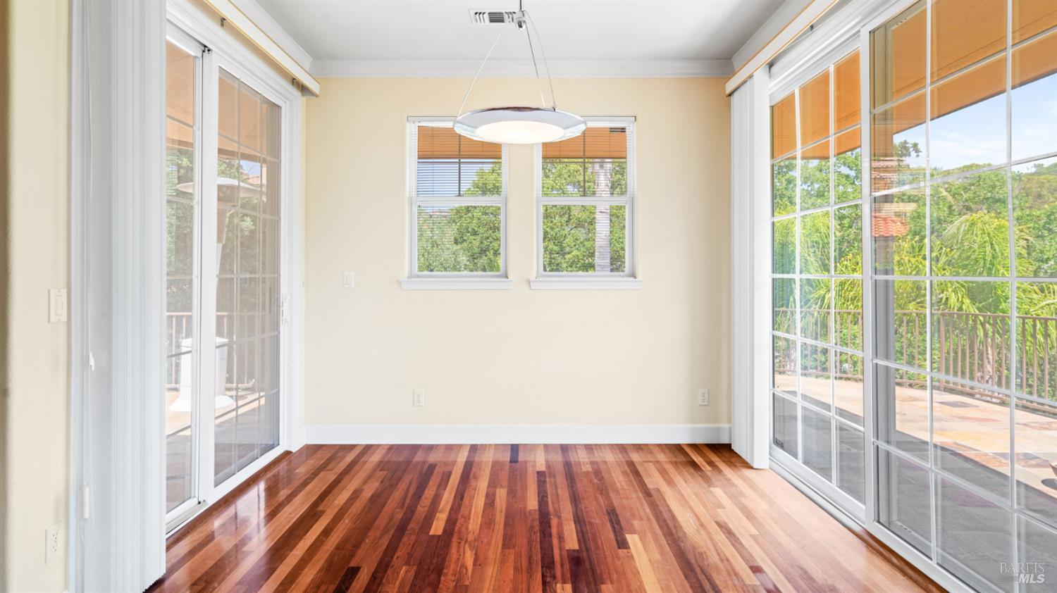 6 Leona Dr