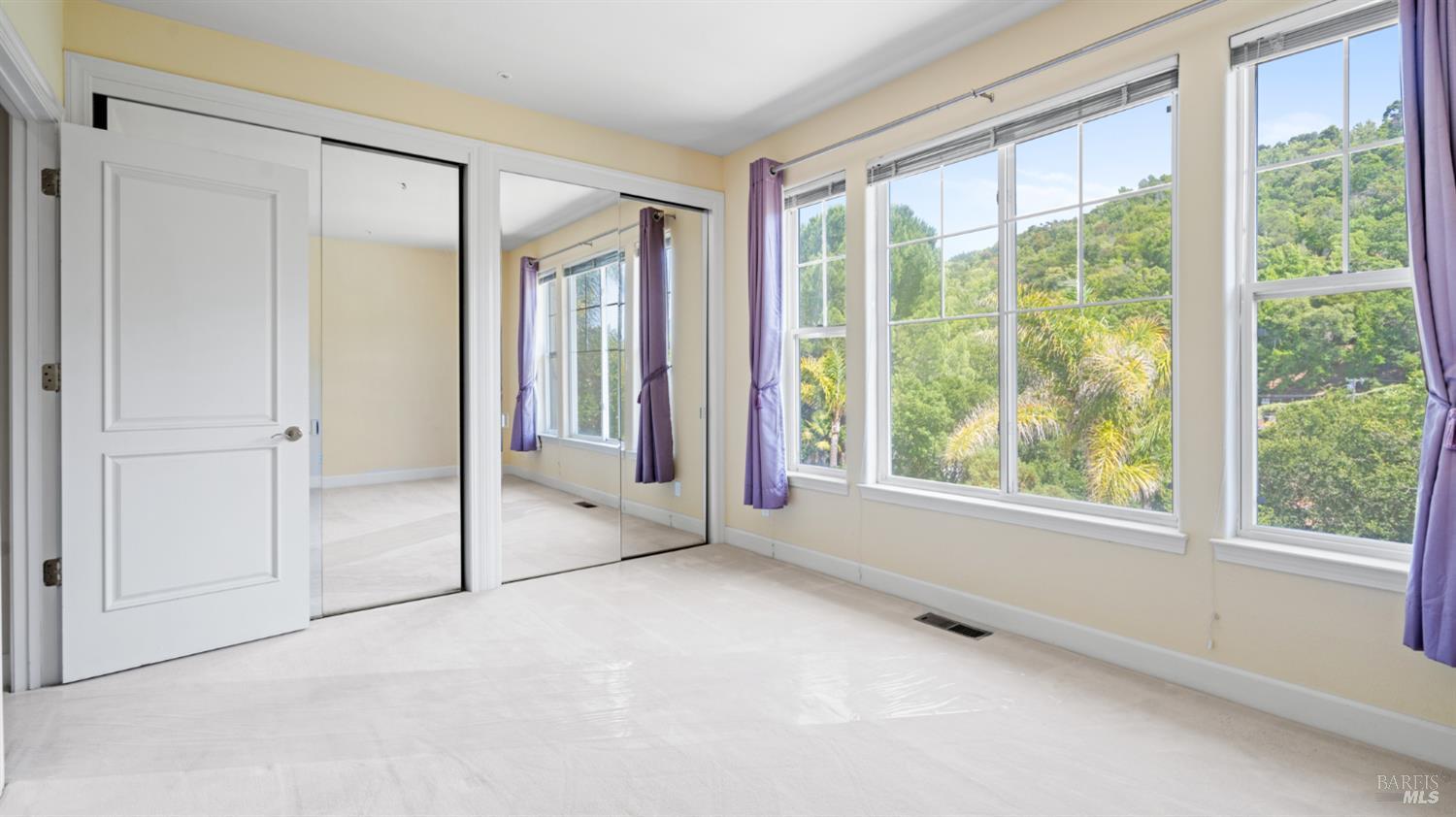 6 Leona Dr