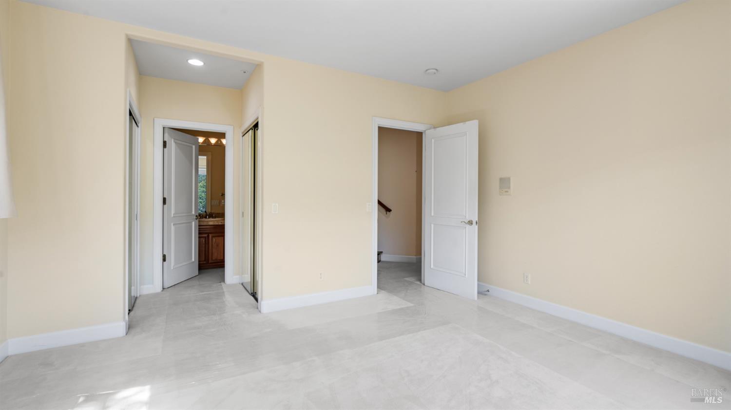 6 Leona Dr