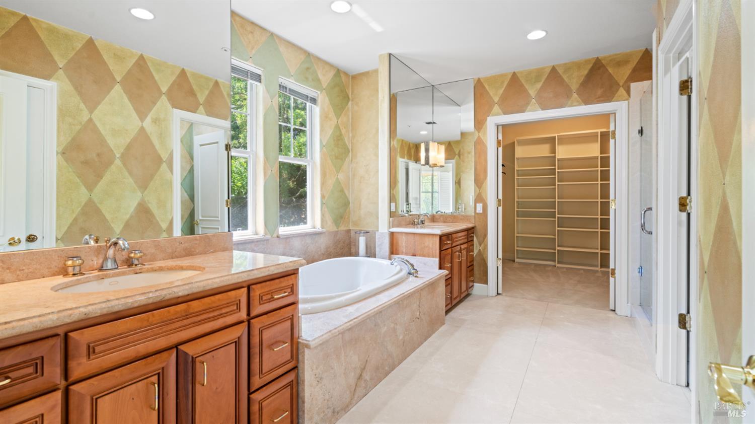 6 Leona Dr