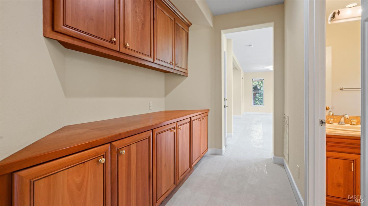 6 Leona Dr