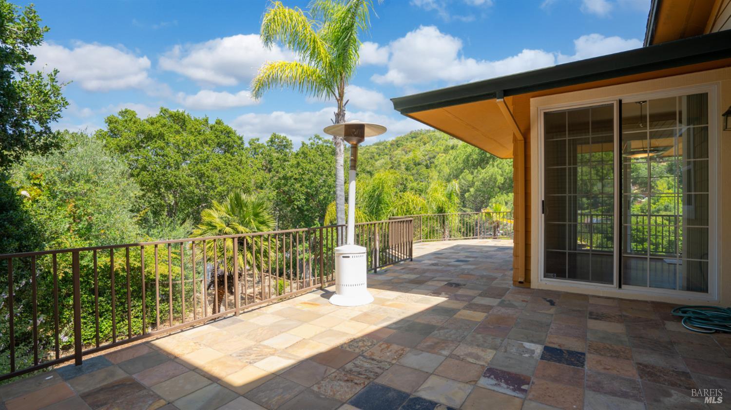 6 Leona Dr