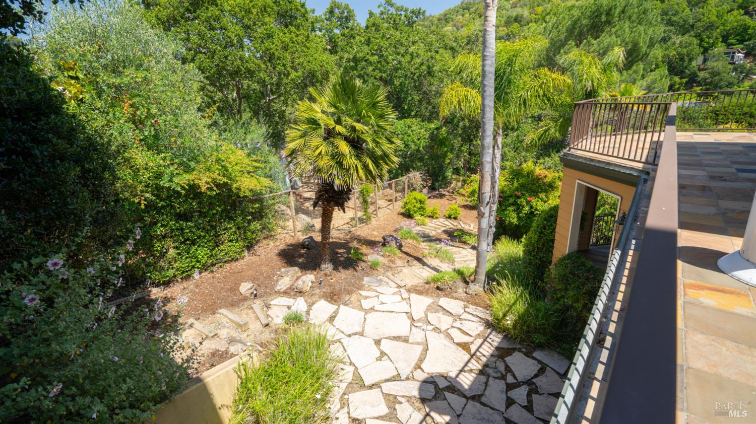 6 Leona Dr