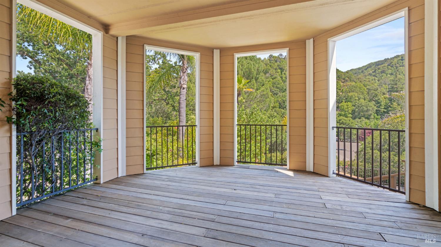 6 Leona Dr